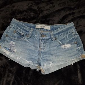 Abercrombie & Fitch distressed denim shorts 00